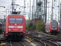BR 101 053-7 mit InterCity 2371  Schwarzwald  und Rechts RE 4678 nach Siegen �ber Friedberg (Hessen) im Gleisvorfeld Frankfurt am Main am 25.09.07
