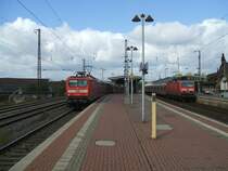 BR 112 158-1 mit RE 4  Wupper EX  nach Aachen am Haken ,rechts
die BR 143 611-2 mit S5 Hagen/S8 M�nchengladbach in Witten Hbf.
(25.09.2007)
