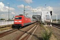 101 058-6 mit IC f�hrt in Ludwigshafen Mitte Richtung Worms. 26.09.2007