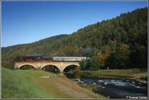 Elstertalexpress 2007: Bei herrlichem Herbstwetter �berquert am 23.09.07 41 1144 die Elsterbr�cke bei Greiz-D�lau.