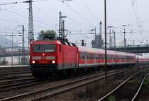 Eine 143 208-7 f�hrt in Hauptbahnhof Hagen ein.