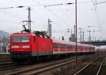 Eine E 143 208-7 schiebt einen Zug aus dem Hauptbahnhof Hagen.