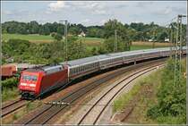 101 083 f�hrt mit dem 12 Minuten Versp�teten IC 2293 von Saarbr�cken Hbf nach Salzburg in Rosenheim ein. Vermutlich handelt es sich um einen Ersatzzug...