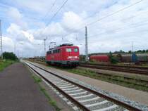 Die 140 739-4 fhrt zum Feierabend ins Kombiwerk Rostock-Seehafen(15.07.04)