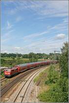 P�nktlich f�hrt 111 053 mit dem RE 30013  OBERBAYERN-EXPRESS  ,von M�nchen Hauptbahnhof nach Salzburg Hauptbahnhof, in den Bahnhof Rosenheim ein. (03.07.07)