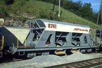 RhB - Fad 8741 am 15.05.1994 in Tiefencastel - Selbstentlade-Schotterwagen 4-achsig mit 1 offenen Plattform - �bernahme 01.11.1993 - JMR - Gewicht 15,44t - Zuladung 33,00t - L�P 12,50m - zul�ssige Geschwindigkeit 80/B km/h - Logo RhB in italienisch auf wei�en Untergrund - Lebenslauf: ex Fad 8741 - 02/2004 Fac 8741.
