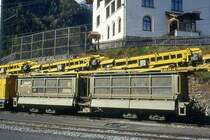 RhB - Fau 8752 am 13.10.1999 in Susch - Altschotter-Selbstentladwagen mit Kippvorrichtung, 2 Kippmulden und Schienenzangen f�r Altschotter mit F�rderband 4-achsig mit 1 offenen Plattform - �bernahme 04.09.1978 - JMR - Gewicht oF 19,41t - Zuladung 29,00t - Gewicht mF 22,10t - Zuladung 26,00t - L�P 11,90m - zul�ssige Geschwindigkeit 80/B km/h - �2=27.01.1994 - Lebenslauf: ex Fau 8752 - 07/2003 Xa-u 9442 - ? M�ller AG Xa-u 9442.
