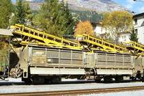 RhB - Fau 8755 am 03.10.1990 in Davos Platz - Altschotter-Selbstentladwagen mit Kippvorrichtung, 2 Kippmulden und Schienenzangen f�r Altschotter mit F�rderband 4-achsig mit 1 offenen Plattform - �bernahme 04.09.1978 - JMR - Gewicht oF 19,09t - Zuladung 29,00t - Gewicht mF 22,10t - Zuladung 26,00t - L�P 11,90m - zul�ssige Geschwindigkeit 65/80 km/h - �=04.09.1978 - Lebenslauf: ex Fau 8755 - 07/2003 Xa-u 9445 - ? M�ller AG Xa-u 9445.
