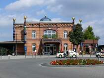 Das Bahnhofsgeb�ude des Uelzener Bahnhof (Hundertwasserbahnhof) am sonnigen 25. August 2007. (Moderne Kunst)