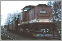 die ehemalige normalspurige DR Lok 199 861-6 wirkt �usserst bullig neben den zierlichen Personenwagen. Hasselfelde. (Archiv 12/94)