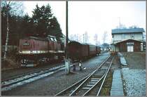 Auch Hasselfelde wirkt ziemlich verlassen an diesem Dezembertag. 199 861-6 umf�hrt ihren Zug. (Archiv 12/94)