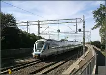 Formschön -

Ein eleganter Triebzug der Baureihe X-60 für den Pendeltågverkehr im Raum Stockholm auf der viergleisigen Strecke zwischen der Årstabron und der Station Stockholm Södra. Es sind insgesamt 129 Züge dieser Baureihe für den Großraum Stockholm gebaut. 

29.08.2007 (M)