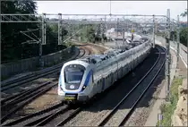 Ein moderner Zug für Stockholms Pendelzug -

Aus dem Konzept Coradia Lirex von Alstom wurde für den Stockholmer Pendelågverkehr (vergleichbar unserer S-Bahnen) der X 60-Triebzug (Coradia Nordic) weiterentwickelt. Die sechteiligen Züge sind etwa 107 Meter lang. Durch die größere Breite befinden sich auf einer Seite drei Sitze, auf der anderen Seite des Ganges zwei. Die für Deutschland bestellten Coradia Lirex-Triebzüge (BR 440) für Regionalverkehr in den Bereichen Augsburg und Würzburg werden nicht dieses elegante Design besitzen. Aufnahmestandpunkt südwestlich der Station Södra. 

29.8.2007 (M)