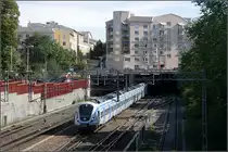 Ein neues Viertel über dem Bahnhof -

Ein X 60-Pendeltagzug kommt aus dem Tunnel im Bereich der Station Stockholm Södra auf der Fahrt in südwestlicher Richtung.
Der früher offene Bahnhof wurde in den achziger Jahren mit einem neuen Stadtviertel überbaut. 

29.08.2007 (M)