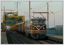 Anl�sslich der ErlebnisWeltBahn Leiser Berge setzen zur Zeit die �BB Nostalgie zwischen 8.9.2007 und 28.10.2007 jeweils am Wochenende einen Sonderzug von Wien S�d nach Ernstbrunn und wieder retour in Verkehr, welcher immer von anderen Nostalgiefahrzeugen bespannt wird. Am 16.9.2007 war dies 2050.04. Die Aufnahme zeigt den Zug am Abend bei der R�ckfahrt im letzten Licht bei der Querung der Donau. Die Aufnahme wurde von der S-Bahnstation Wien-Praterkai aus gemacht. In Ernstbrunn hat man �brigens die M�glichkeit eine rund 12 Kilometer lange Fahrt durch die unber�hrte Naturlandschaft des Weinviertels mit einer Fahrraddraisine zu unternehmen.