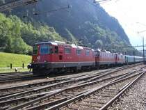 Ein Reisezug der vom Gotthard kam mit einer Dreifachtraktion angef�hrt von Re 4/4 11148 am 08.09.2007 in Erstfeld.