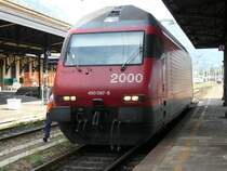 Re 460 097 steht am 13.8.2007 in Domodossola und wird gleich vor den EC 122 nach Genf Flughafen geh�ngt