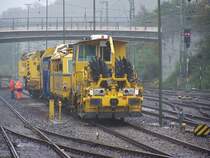 Am 28.September 2007 war dieser Bauzug im GBF Aalen abgestellt. Grund: Gleisbauarbeiten im Bahnhof Aalen, in der Zeit vom Freitag, 28.September 2007, 21 Uhr, bis Dienstag 2.Oktober 2007, 6 Uhr, wird durchgehend gearbeitet. In der Zeit vom Dienstag, 2.Oktober 2007, 21 Uhr, bis Mittwoch, 3.Oktober, 5 Uhr, sowie von Mittwoch, 3.Oktober 2007, 21 Uhr, bis Donnerstag 4.Oktober 2007, 5 Uhr, wird nachts gearbeitet. 