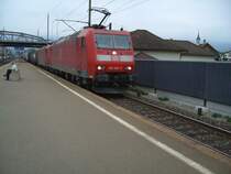 Die BR 185 095-7 und eine Schwester Lok mit einem Containerzug bei der durchfahrt in Brunnen. (09.09.2007)