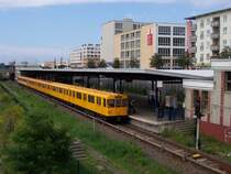 O-BAHN? :: In Berlin verl�uft die U-Bahnlinie U5 zwischen Biesdorf S�d und H�now fast ausschlie�lich oberirdisch. In den 70er Jahren begann die DDR die Gro�profil-Linie U5 (fr�her: Linie E) um eine Station nach Tierpark, der 1973 fertig wurde, zu verl�ngern. Zum Ende der 80er Jahre verl�ngerte die DDR die U5 dann bis zum Stadtrand. Aus �konomischen Gr�nden hat man die U-Bahn zwischen Biesdorf-S�d und H�now oberirdisch gebaut. Hier der recht frequentierte U-Bahnhof Hellersdorf. Im linken Hintergrund zu sehen: die Risaer Stra�e mit Umsteigem�glichkeiten zur Stra�enbahn und zum Expre�-Bus.