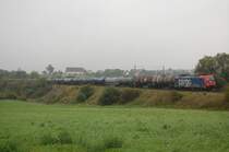 Re 482 040-3 zieht am 28.09.07 einen Mineral�l-Kesselwagenzug in Richtung Stuttgart, hier in H�he Aalen-Oberalfingen aufgenommen.