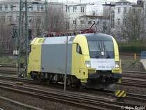 ES 64 U2 - 035 ist eine der beiden Dispoloks, die fr die NOB (Connex Gruppe) den FLEX bespannen. Hier wartet sie in Hamburg Hbf auf den nchsten Zug.
Mai 2004