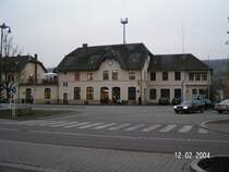 Das Bahnhofsgeb�ude Wasserbillig von der Stra�e aus gesehen. 02.12.2004