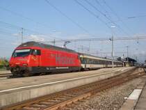 Die Re 460 102 macht mit ihrem IR nach Basel SBB einen kurzen Halt in Pf�ffikon SZ am 24.09.2007