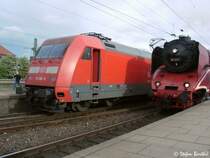 Whrend 18 201 mit dem Konzertexpress aus Altona ausfhrt, wartet 101 015-6 mit ihrem IC noch auf Ausfahrt.
Mai 2004