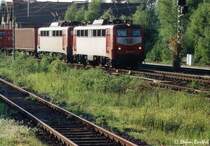 2 140er davon eine noch mit Ltzchen durchfahren mit einem Containerzug im Abendlicht Harburg.
Mai 2004
