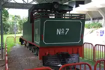 NBR No.7 am 09.Februar 2025 im Muzium Sabah in Kota Kinabalu. - 1912 von Hunslet Engine Co. Ltd., Leeds / England (Fabr.Nr. 1092) gebaut erhielt die Lok die NBR-Nummer 14 und den Nahmen KINABALU. 1953 wurde die Lok in “Sir H. RALPH HONE” umbenannt. 1954 erhielt die Lok dann die neue NBR-Nummer 7 und wurde 1968 ausgemustert.