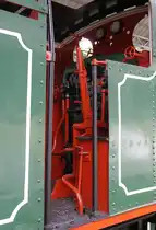 Blick in den Führerstand der NBR No.7 am 09.Februar 2025 im Muzium Sabah in Kota Kinabalu. - 1912 von Hunslet Engine Co. Ltd., Leeds / England (Fabr.Nr. 1092) gebaut erhielt die Lok die NBR-Nummer 14 und den Nahmen KINABALU. 1953 wurde die Lok in “Sir H. RALPH HONE” umbenannt. 1954 erhielt die Lok dann die neue NBR-Nummer 7 und wurde 1968 ausgemustert.