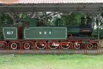 NBR No.7 am 09.Februar 2025 im Muzium Sabah in Kota Kinabalu. - 1912 von Hunslet Engine Co. Ltd., Leeds / England (Fabr.Nr. 1092) gebaut erhielt die Lok die NBR-Nummer 14 und den Nahmen KINABALU. 1953 wurde die Lok in “Sir H. RALPH HONE” umbenannt. 1954 erhielt die Lok dann die neue NBR-Nummer 7 und wurde 1968 ausgemustert.