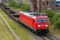 D-DB 185 222-7 fuhr am 13.09.24 mit ihrem KLV-Güterzug zum Lübecker-Skandinavienkai. Hier kurz vor der durchfahrt durch den Lübecker Hbf. Aufgenommen von der St. Lorenz-Brücke in Lübeck.