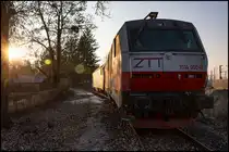 Die ersten Sonnenstrahlen erleuchten 1014.05 und 1014.13 im Bahnhof Kalsdorf . Aufnahme von hinter dem Stumpfgleisabschluss. 20.2.2025 