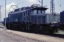 Die Aufnahme der 194 580 im Bw. Mannheim entstand am 16.05.1987 kurz vor ihrer z-Stellung. Die Lok wird den Eisenbahnfreunden besser bekannt sein als 194 178 in ozeanblauer/beiger Lackierung.