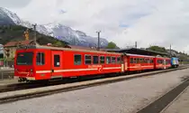 Bahnhof Jenbach - Umsteigemöglichkeit zur Zillertalbahn. So beliebt die Zillertaler Verkehrsbetriebe bei Touristen sein mögen, die wegen des weit über die österreichischen Grenzen hinaus bekannten Dampfzugbetriebs jährlich nach Tirol kommen, so problematisch gestaltet sich die Situation für Pendler. Durch nicht einhaltbare Fahrtzeiten findet fast den ganzen Tag über eine verspätete Zugkreuzung im Bahnhof Fügen-Hart statt, sodass der Gegenzug warten muss und in Jenbach zwischen 5 und 10 Minuten zu spät ankommt, wodurch die Anschlüsse der zumeist pünktlichen ÖBB nicht erreicht werden können. Dadurch fährt der Zug nach Mayrhofen wieder zu spät weg und schleppt die Verspätung mit. Man scheint bei der Zillertalbahn leider keinen Handlungsbedarf hinsichtlich des Fahrplanes zu sehen, daher wird sich bis zum zweigleisigen Ausbau nichts an dieser Situation ändern. So wartet am 25.04.2024 auch der R 139 nach Mayrhofen mit dem Steuerwagen VS3 am Zugschluss im Bahnhof Jenbach vergeblich auf den einfahrenden Zug aus dem Zillertal, wodurch sich die Abfahrt wiederum um einige Minuten verzögern wird...