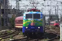 Vom Bahnsteig mit zooming wurde am 22 Mai 2022 der farbenfroher 111 074 mit der Herzerather in KÖln Hbf fotografiert.