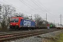 Re 484 006-2 fährt am 11.12.2024 Richtung Bahnhof Kaiseraugst.