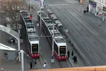 Auf Bahnfoto-Tour durch Wien - eine Chronologie (Di. 04. Feb. 15:40)

Blick von der Hauptbücherei-Treppe auf die Abfahrtsstellen der Straßenbahnlinien 18 und 6 der Haltestelle Burggasse-Stadthalle. Deren Schleife liegt unter der Bücherei und darunter dann die Station der U6.

04.02.2025 (M)