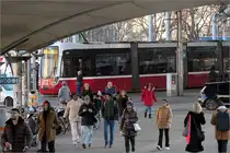 Auf Bahnfoto-Tour durch Wien - eine Chronologie (Di. 04. Feb. 15:44)

Vermutlich sind zumindest ein Teil der Personen aus der in der Haltestelle Urban-Loritz-Platz stehenden Flexity-Wien 385 ausgestiegen und auf dem Weg zur U6.

04.02.2025 (M)