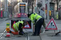 Auf Bahnfoto-Tour durch Wien - eine Chronologie (Di. 04. Feb. 15:44)

Nachdem die Straßenbahn der Linie 6 über die Weiche gefahren ist, können die Arbeiter ihre Tätigkeiten wieder aufnahmen. Flexity 309 hat die Abfahrtsstelle an der Haltestelle Burggasse-Stadthalle verlassen fährt nach Überquerung der Hütteldorfer Straße ihren nächsten Halt am Urban-Loritz-Platz an.

04.02.2025 (M)