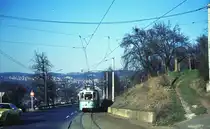 END Straßenbahn Esslingen-Nellingen-Denkendorf_Die aber auch nach Scharnhausen und Neuhausen fuhr.__Neubau-Tw 12 [ME 1958] auf der unteren Weiche der Ausweichhaltestelle 'Zollberg'.__01-04-1976 