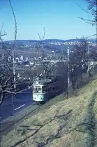 END Straßenbahn Esslingen-Nellingen-Denkendorf_Die aber auch nach Scharnhausen und Neuhausen fuhr.__Neubau-Tw 12 [ME 1958] kurz vor der Ausweichhaltestelle 'Zollberg'. Im Esslinger Bahnhof ist ein ET 65-Zug zu erkennen.__01-04-1976 