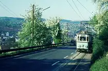 END Straßenbahn Esslingen-Nellingen-Denkendorf_Die aber auch nach Scharnhausen und Neuhausen fuhr.__Zollberg-Auffahrt mit Tw 2. Das ist es, was die END in der Erinnerung weiterleben läßt :  ganz besonders die Bergstrecke von Esslingen hinauf, und die Fahrt durch blühende Streuobstwiesen im Frühling, und durch tief verschneite Landschaft im Winter …_09-04-1974 