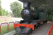 NBR No.7 am 09.Februar 2025 im Muzium Sabah in Kota Kinabalu. - 1912 von Hunslet Engine Co. Ltd., Leeds / England (Fabr.Nr. 1092) gebaut erhielt die Lok die NBR-Nummer 14 und den Nahmen KINABALU. 1953 wurde die Lok in “Sir H. RALPH HONE” umbenannt. 1954 erhielt die Lok dann die neue NBR-Nummer 7 und wurde 1968 ausgemustert.