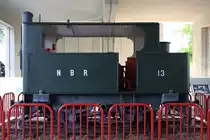 Im Muzium Sabah in Kota Kinabalu ist unter Anderem auch diese technisch interessante Dampflok ausgestellt: 1926 von Sentinel Waggon Works Ltd, Shrewsbury, Shropshire / England (Fabr.Nr. 6375) gebaut wurde sie 1927 ausgeliefert. - Mit vertikalem Kessel und einem ebensolchen Zylinder erfolgt der Antrieb über Zahnräder und Ketten auf die beiden Radsätze. - Ihre unzureichende Leistung und die Feuerwerksvorführungen in der Nacht führten jedoch dazu, dass sie 1929 mit einem überhitzten Kessel ausgestattet und ihr Radstand verlängert wurde. - Bis 1954 hatte die Lok keine Nummer. Ab 1954 bis zur Ausmusterung 1964 wurde die Lok dann als NBR No.13 bezeichnet. - Bild vom 09.Februar 2025.