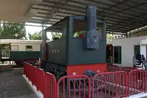 Im Muzium Sabah in Kota Kinabalu ist unter Anderem auch diese technisch interessante Dampflok ausgestellt: 1926 von Sentinel Waggon Works Ltd, Shrewsbury, Shropshire / England (Fabr.Nr. 6375) gebaut wurde sie 1927 ausgeliefert. - Mit vertikalem Kessel und einem ebensolchen Zylinder erfolgt der Antrieb über Zahnräder und Ketten auf die beiden Radsätze. - Ihre unzureichende Leistung und die Feuerwerksvorführungen in der Nacht führten jedoch dazu, dass sie 1929 mit einem überhitzten Kessel ausgestattet und ihr Radstand verlängert wurde. - Bis 1954 hatte die Lok keine Nummer. Ab 1954 bis zur Ausmusterung 1964 wurde die Lok dann als NBR No.13 bezeichnet. - Bild vom 09.Februar 2025.