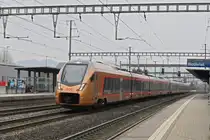 RABe 526 220 Traverso der SOB durchfährt am 17.02.2025 den Bahnhof Rothrist.