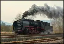 50 3501 (MDV) rollt am 22.02.2025 Lz in den Bf. Grimmenthal. Anschließend beförderte sie als Vorspannlokomotive vor 23 058 (Eurovapor) den Sonderzug  Schneeflocke  nach Arnstadt.